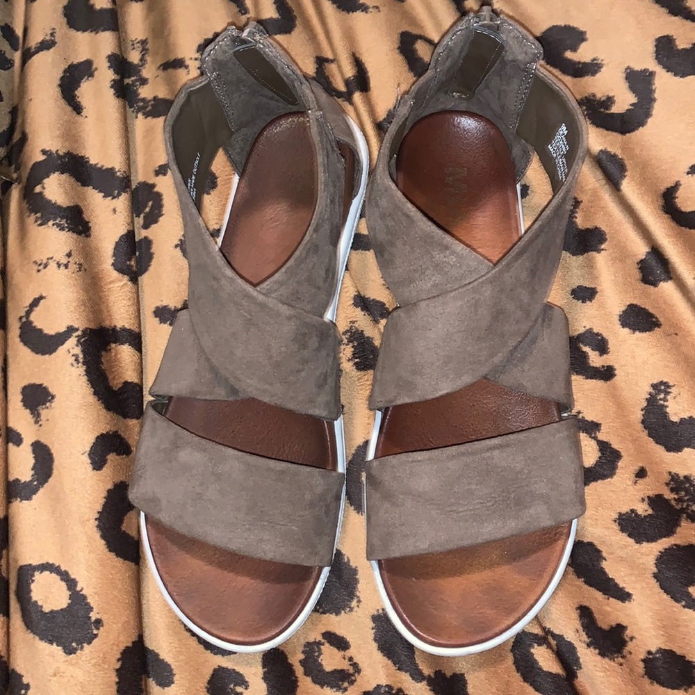 MIA size 9 Back zip up sandals